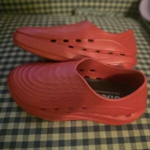 Unisex Red Slip-On Shoes Stand Plus Antigravi 1